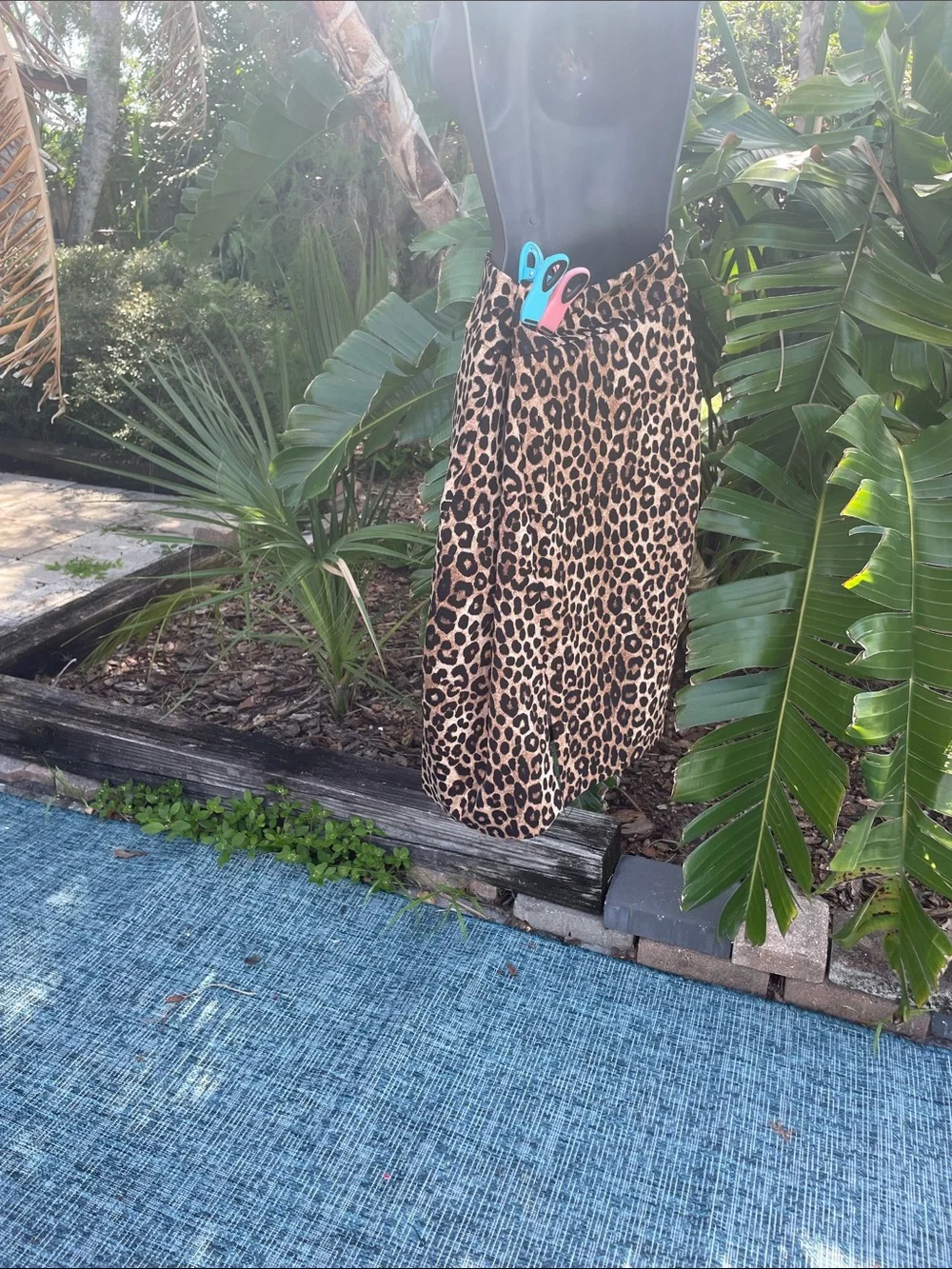 Leopard print drop waste pen, pencil skirt